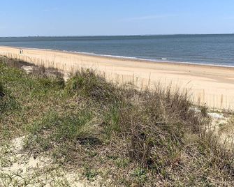 Beach Side Studio #4 apts - Norfolk - Beach
