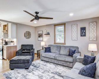Modern On Main - Stylish Comfort Near Downtown - Eau Claire - Living room
