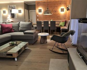 Exclusive apartment in Hinterthal - (4 adults + 4 children) Ideal for 2 families - Maria Alm am Steinernen Meer - Wohnzimmer