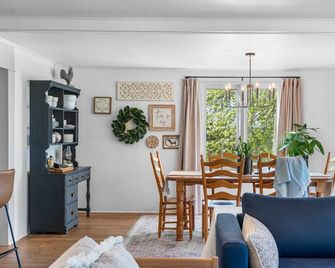 Queenstown Lakefront Cutie Cottage - Gagetown - Dining room