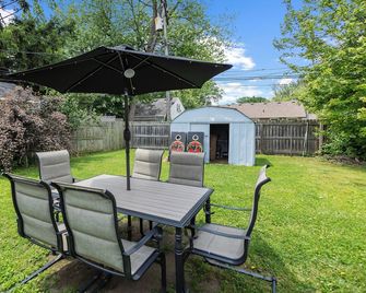 Game House in Royal Oak with Tiki Hut Dog Friendly - Royal Oak