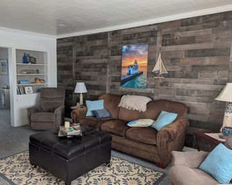 Beachfront home with beautiful view! Spacious 4-bedroom in charming Kewaunee. - Kewaunee - Living room