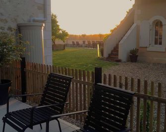 La Colline is a lovely spacious 4-person gîte with a large private terrace. - Brion - Patio