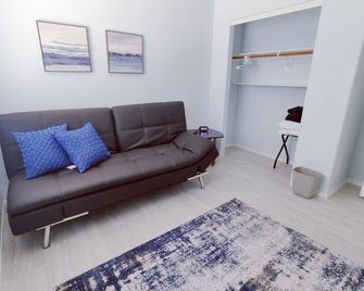 The Cozy Cactus Home/Near Airport, The Loop & I-10 - Tucson - Living room