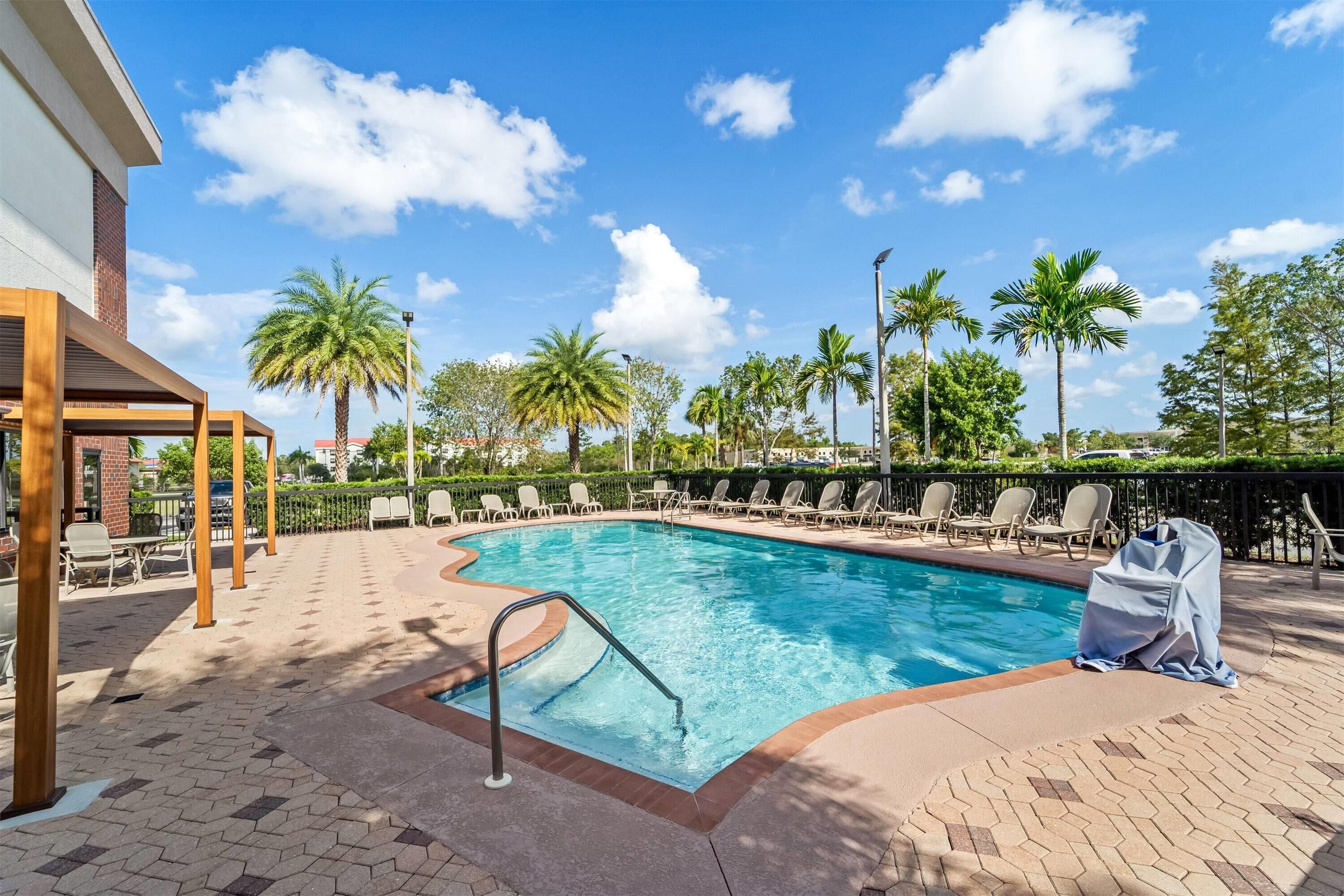 Days Inn & Suites by Wyndham Fort Myers Near JetBlue Park - פורט מאיירס - בריכה