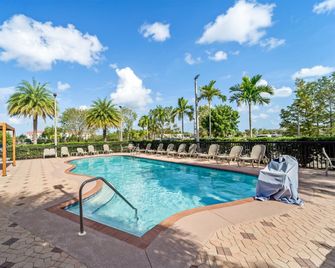 Days Inn & Suites by Wyndham Fort Myers Near JetBlue Park - Fort Myers - Piscina