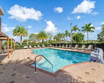 Days Inn & Suites by Wyndham Fort Myers Near JetBlue Park - פורט מאיירס - בריכה