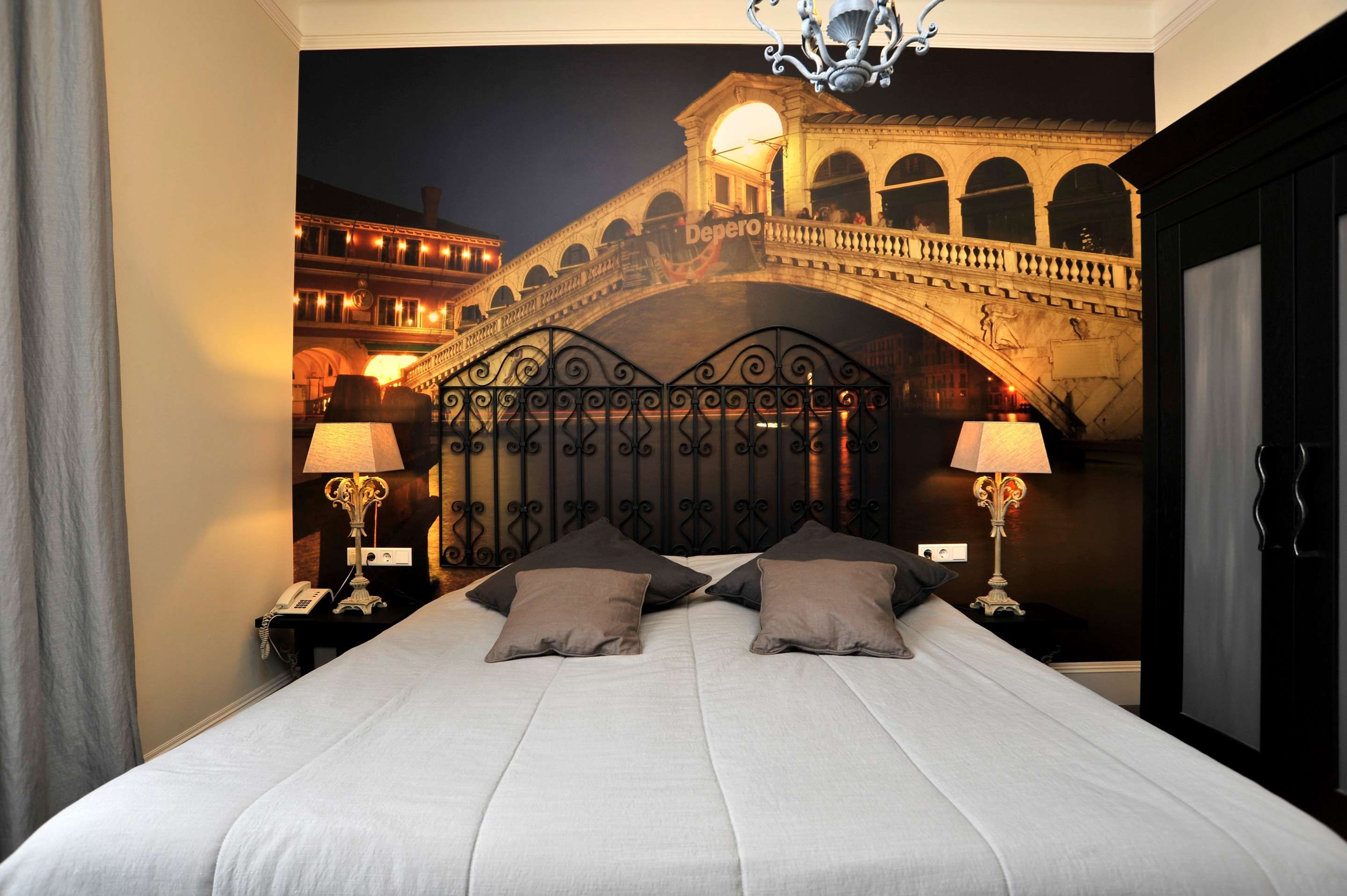 جولدن توليب وست إيند