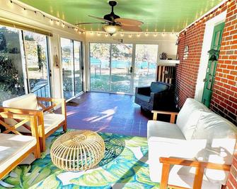 Secluded, Waterfront Retreat: Fire pit, Private Dock, Game Room, Kayaks! - Reedville - Living room