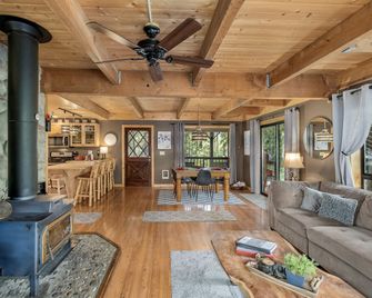 Thyme Out by NW Comfy Cabins - Leavenworth - Living room