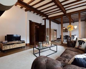Holiday Home in Saint-Hubert with Fenced Garden - Saint-Hubert - Living room