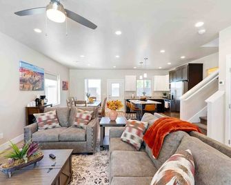 Grand Canyon-4bed,3bath,hot tub - Hildale - Sala de estar