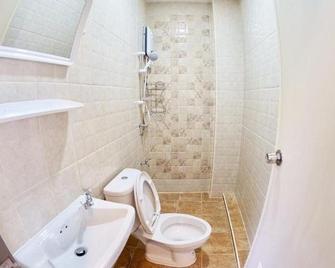 Inn Trog And Inn Soi - Bangkok - Bathroom