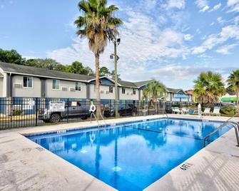 Days Inn by Wyndham Savannah Gateway I-95 - Savannah - Pool