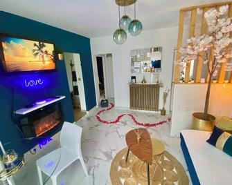 Détente Dans cet bel Appartement Complet Avec spa Privatif et Accès Illimité - Poissy - Salon