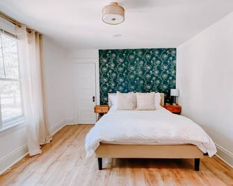 Downtown Marshall Home - Walk to Shops & Restaurants - Long Stays Welcome - Marshall - Спальня