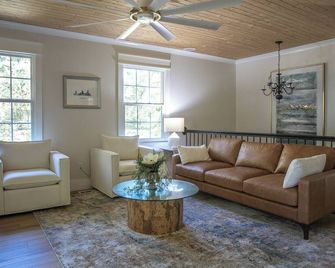 Chic and Cozy 3-bedroom house near Midtown and easy Greenway Access! - Raleigh - Sala de estar