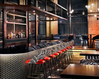 Holiday Inn Dubai Al-Maktoum Airport By IHG - Dubái - Bar