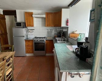 Adjoining houses with heated pool, WIFI, kid friendly - Saint-Nicolas-du-Pelem - Cocina