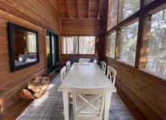 Cedar Chalet @ Brickyard Creek, A Year-Round Boreal Forest Oasis - Bayfield - Dining room