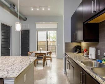 Peony At Millennium - Elegant 2 Bed Apt in Houston - יוסטון - מטבח