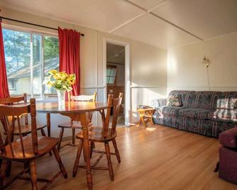 2-Bedroom Cottage #3 - Sugar Pine - Gravenhurst - Dining room