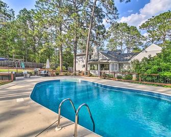 Peaceful Southern Pines Home with Pool and Yard! - Southern Pines - Pool