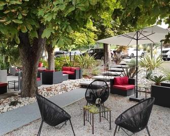 Hotel Les Alpes - Gréoux-les-Bains - Patio