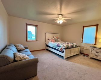 Peaceful, fun 4-bedroom farmhouse in Heyburn perfect for relaxing stays - Heyburn - Sala de estar