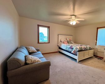 Peaceful, fun 4-bedroom farmhouse in Heyburn perfect for relaxing stays - Heyburn - Sala de estar