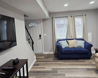 Family-Friendly 4br Home In Elkton - Ac, High-Speed Wifi & Relaxing Vibes - Elkton - Living room