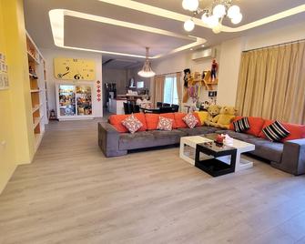Chaopingjia Fengge Guesthouse - Wujie Township - Living room