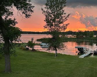 Lake Life- Easy & Comfortable in this Cozy 2-bedroom RV with WiFi & AC - Alexandria - Außenansicht