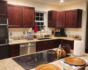 Luxury In The Woods-Luxury To Enjoy - Kunkletown - Kitchen