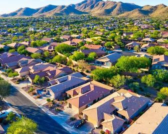New!- Seasonal Stays-Country Club - Peaceful & Private Yard - Anthem