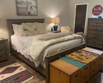 Large Saratoga Lake House, close to all amenities , privacy of lake living. - Ballston Spa - Bedroom