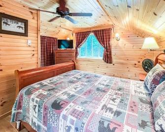 Whispering Pines - Old Forge, Hollywood Hills Cabin - Old Forge - Спальня