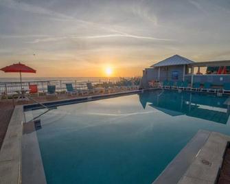 Cozy 2-bedroom in delightful Coconut Palms II Beach Resort / July 7th to 14th - New Smyrna Beach - Pool