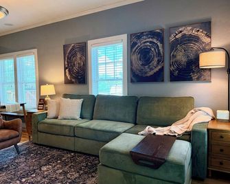 Historic Charm, Modern Comfort Close to Downtown with AC Family and Pet Friendly - Dickinson - Wohnzimmer