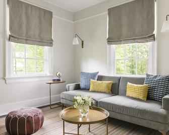 Oakhurst Inn - Charlottesville - Living room