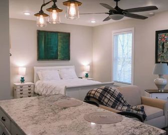 The Blue Nest: Downtown, Wku, Hospital & Garage - Bowling Green - Bedroom