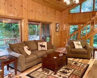 Newly Remodeled Rustic Camp with Lake Views - Old Forge - Huiskamer