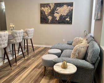 Breeze on Monmouth - Newport - Living room