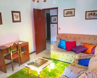 Low Cost, Quadruple Room w/ Wifi and AC - Belmonte - Living room