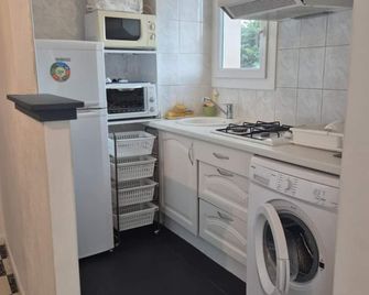 Appart. in village bordering Argeles s/ mer and its beaches near Collioure. - Sorede - Kitchen