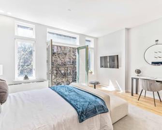 Studio w Charming Juliet Balcony in Upper East - New York