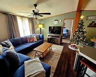 Paddlington Bear Cottage---Access to Water, Sunsets and Hot Tub! - Confluence - Sala de estar