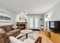 The Nordic - Central Collingwood Condo - Collingwood - Living room