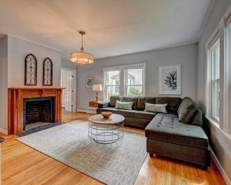 Colonial House, w/Yard,7min walk to Downtown Lenox - Lenox - Living room
