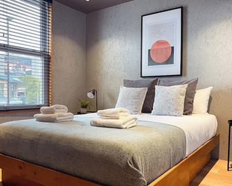 Stylish Design-Led Apartment near Heathrow & Kew - Brentford - Bedroom